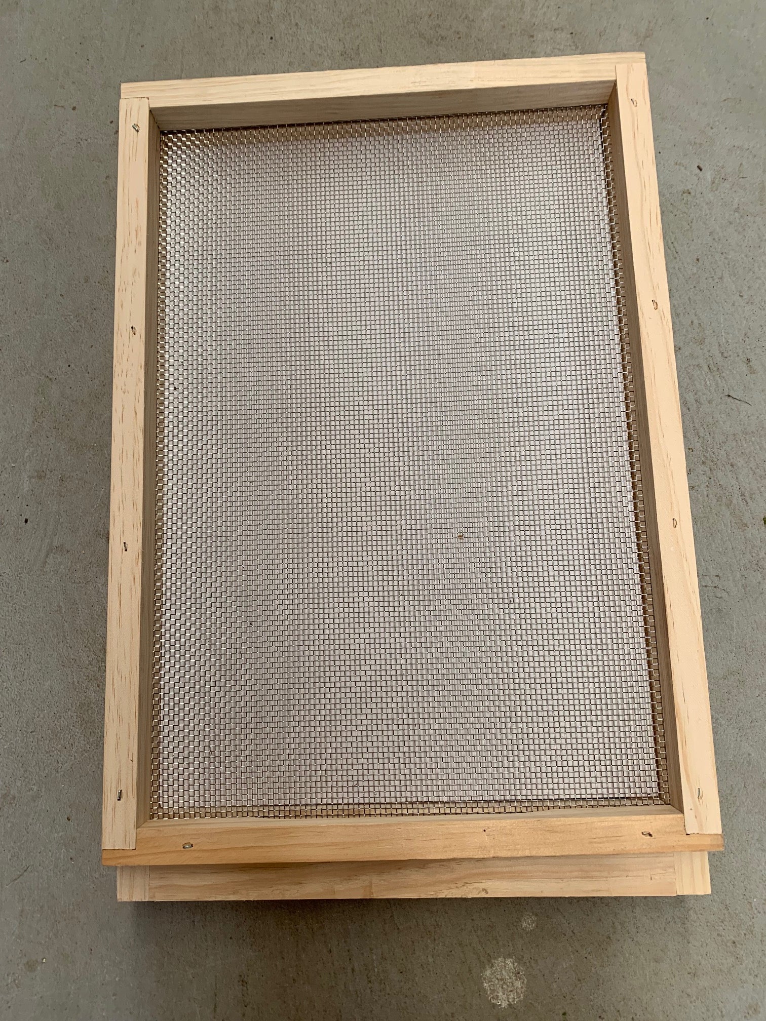 Bottom Board 8 frames with stainless steel mesh